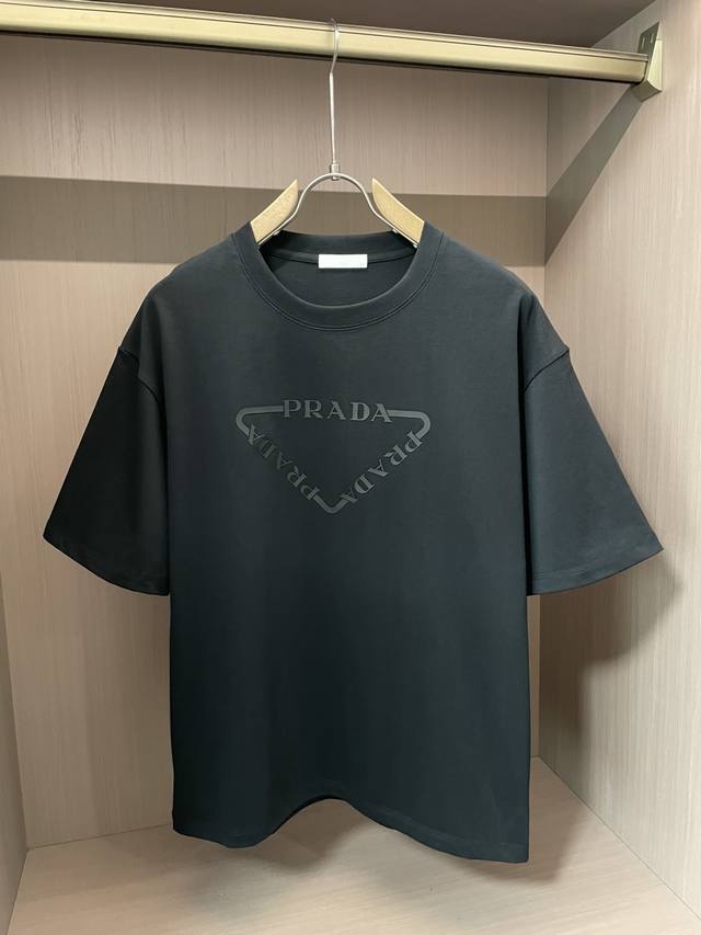 Prad 2025春夏新品，优选特定原版开发双股精棉平纹面料，上身挺阔舒适度佳，外穿内搭随意搭配，男女同款夏日必备 尺码S～Xl