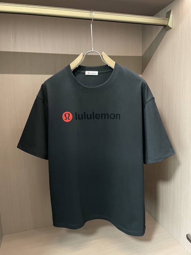Lulu 2025春夏新品，优选特定原版开发双股精棉平纹面料，上身挺阔舒适度佳，外穿内搭随意搭配，男女同款夏日必备 尺码S～Xl