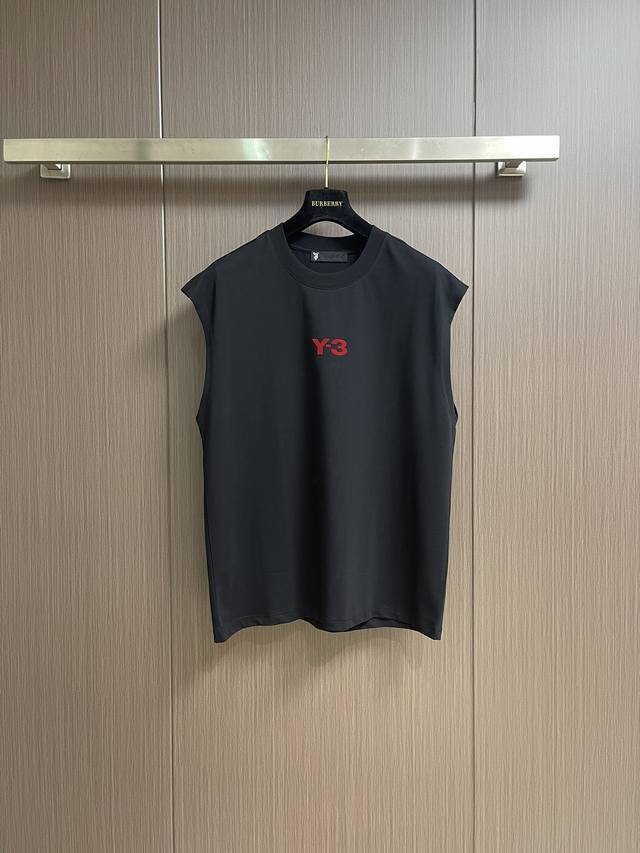 Y3 2025Ss新款圆领无袖T恤背心，采用进口棉材质制作而成，柔软的面料触感，贴身穿着亲肤舒适，经典的Y3字母图案设计，非常的新颖且极具辨识度。经典的版型裁剪