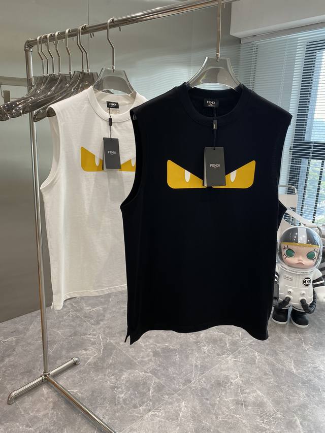 芬迪春夏新品，时尚休闲短袖背心专柜同步有售，原单狠货，采用进口120支欧棉面料，胸前顶级印花工艺文字图案Logo，档次极高，从容百搭，上身帅气有型，推荐，黑白码