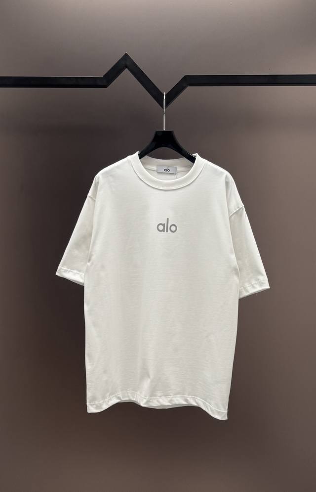原单品质］ 品牌：Alo 25Ss最新顶级3D立体经典反光字母立体工艺创新品牌元素标志性Logo立体凹凸工艺短袖T恤，彰显品牌魅力。 面料：采用320G 高端进