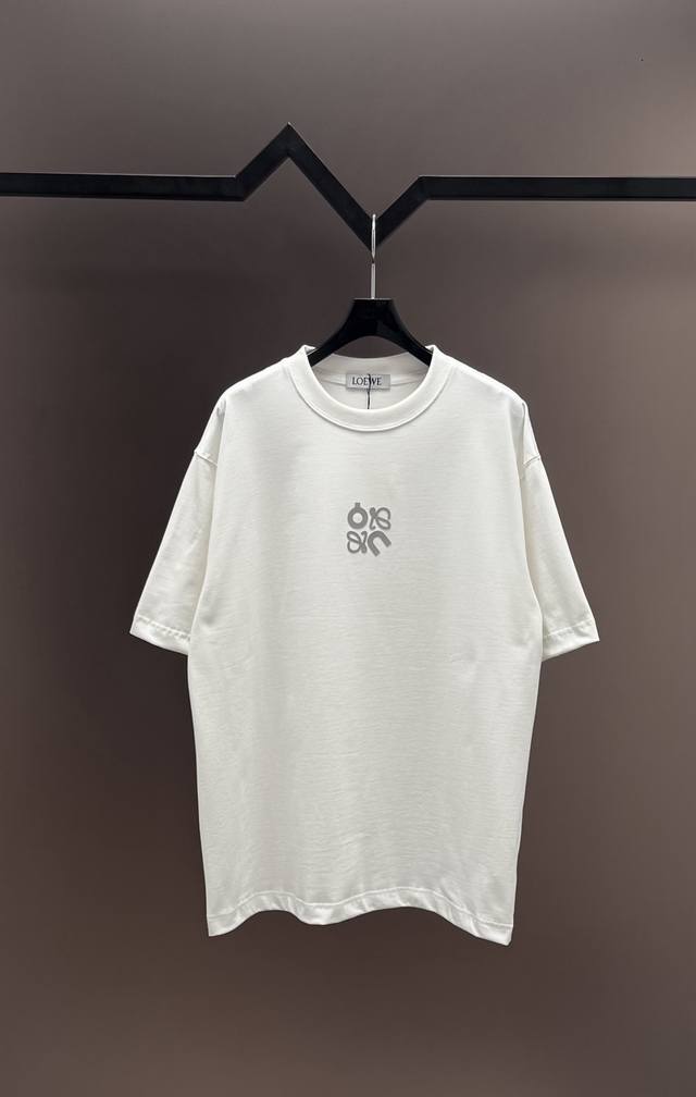 原单品质］ 品牌：罗意威联名On 25Ss最新顶级3D立体反光经典字母立体工艺创新品牌元素标志性Logo立体凹凸工艺短袖T恤，彰显品牌魅力。 面料：采用320G