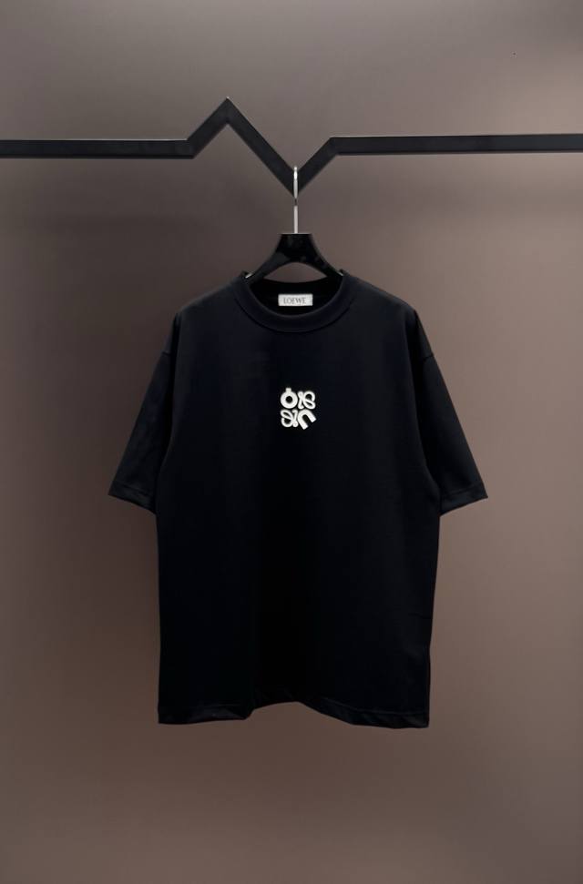 原单品质］ 品牌：罗意威联名On 25Ss最新顶级3D立体经典字母立体工艺创新品牌元素标志性Logo立体凹凸工艺短袖T恤，彰显品牌魅力。 面料：采用320G 高