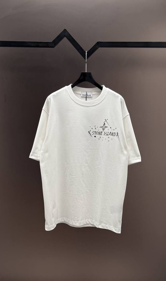原单品质] 品牌：石头岛 25Ss最新顶级手绘石头鸟后背十字架品牌元素标志性 Logo涂鸦泼墨手绘工艺短袖T恤，彰显品牌魅力。 面料：采用320G 高端进口纯棉