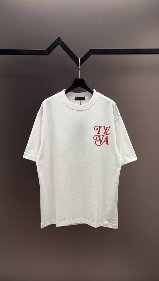 原单品质] 品牌：Lv路易威登 25Ss最新顶级Lv顶级胸前凹凸立体字母印花工艺短袖T恤，品牌元素标志性立体Logo 彰显品牌魅力。 面料：采用320G 高端进