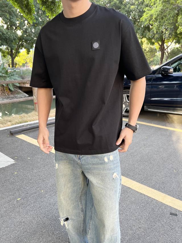 石头岛 Stone Island 经典款 T 恤太赞啦！ 圆领纯色简约，大方得体 基础刺绣小标，精致加分 外穿打底都，舒适百搭 男女都能穿，赶紧安排 码数：S-