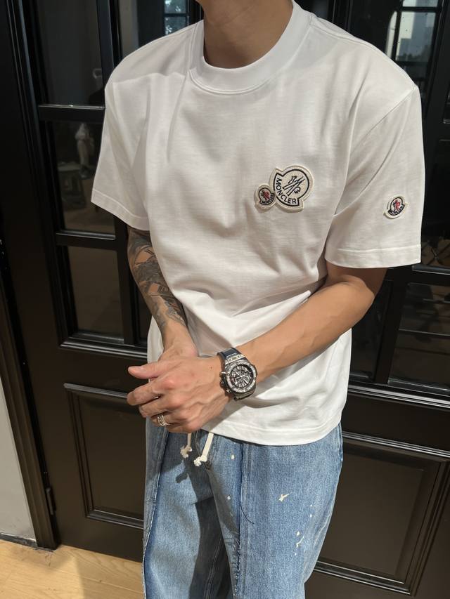蒙口新款 T 恤太好看啦！ 纯棉材质，亲肤透气 刺绣章子 Logo，精致加分 宽松休闲版型，自在舒适 赶紧穿上，享受悠闲时光 颜色：黑、白、 码数：S-Xl