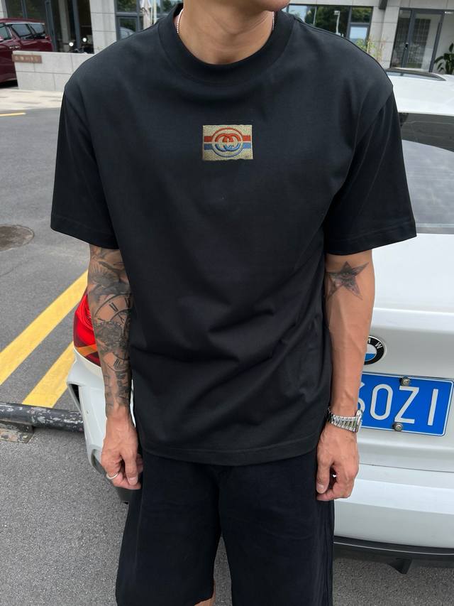 古奇 2025夏季新款男女同款短袖圆领T恤，极具个性高级风，标志性品牌Logo刺绣工艺设计！定制纯棉面料！一款简约高级的时尚单品，穿搭魅力十分高级不俗的时尚产物