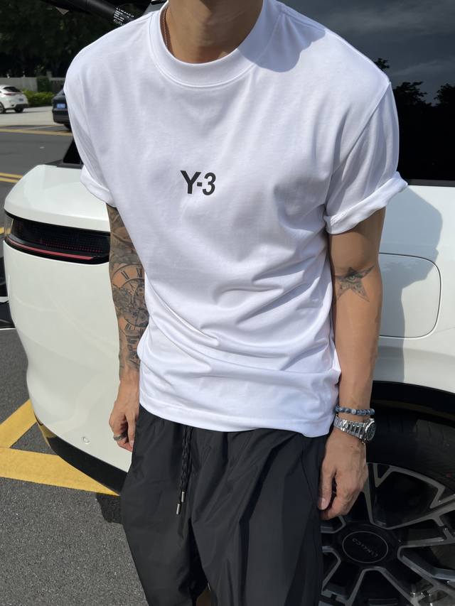 Y-3这次的夏季T恤真的绝！前后印胶Logo超显眼，大牌感十足。纯棉材质亲肤透气，夏天穿超舒服。宽松版型，休闲百搭，怎么搭配都好看，妥妥的出街神器，还不赶紧入手