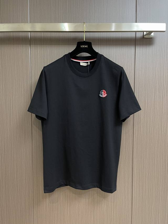 Moncler 春夏撞色仔章短袖T恤，客供平织棉面料，堪称 会呼吸的面料 ，工艺针织珩缝设计让手感极为顺滑细腻，无任何粗糙感，着身更为舒爽透气，散发高贵典雅的英