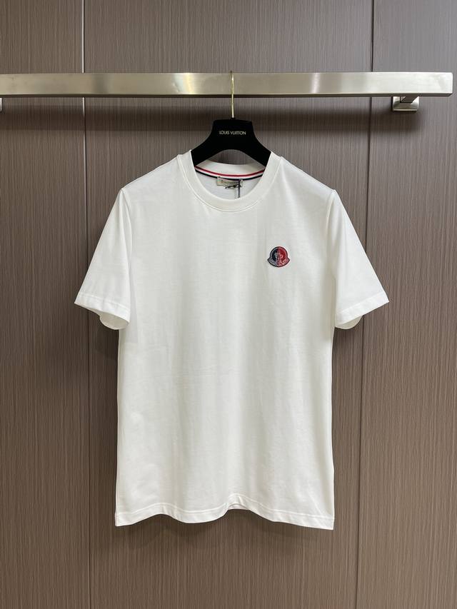 Moncler S春夏撞色仔章短袖T恤，客供平织棉面料，堪称 会呼吸的面料 ，工艺针织珩缝设计让手感极为顺滑细腻，无任何粗糙感，着身更为舒爽透气，散发高贵典雅的