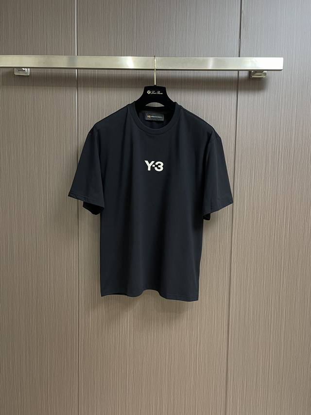Y3 新款圆领短袖T恤，采用进口棉材质制作而成，柔软的面料触感，贴身穿着亲肤舒适，胸前经典的压胶Y3字母图案设计，非常的新颖且极具辨识度。经典的版型裁剪，不挑人