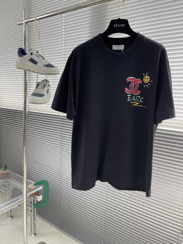 Chane 25Ss夏季新款手绘短袖T恤！专柜同步，每一件都是纯手工画制而成.独特的Logo 个性艺术系列全网独家首发 百搭款细节处理完美240克纯棉面料十分精