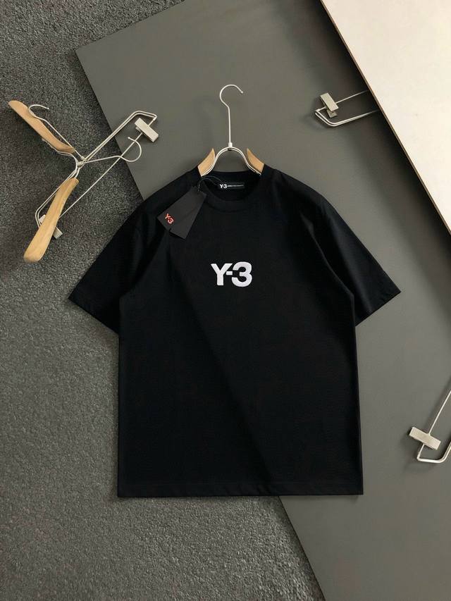 Y-3 2025春夏新款首发专柜最新款短袖圆领T恤 高端订制 设计前卫时尚！品牌Logo重工艺设计 高端定制面料.手感柔软.穿着舒适.专柜级别精致车线.做工精细