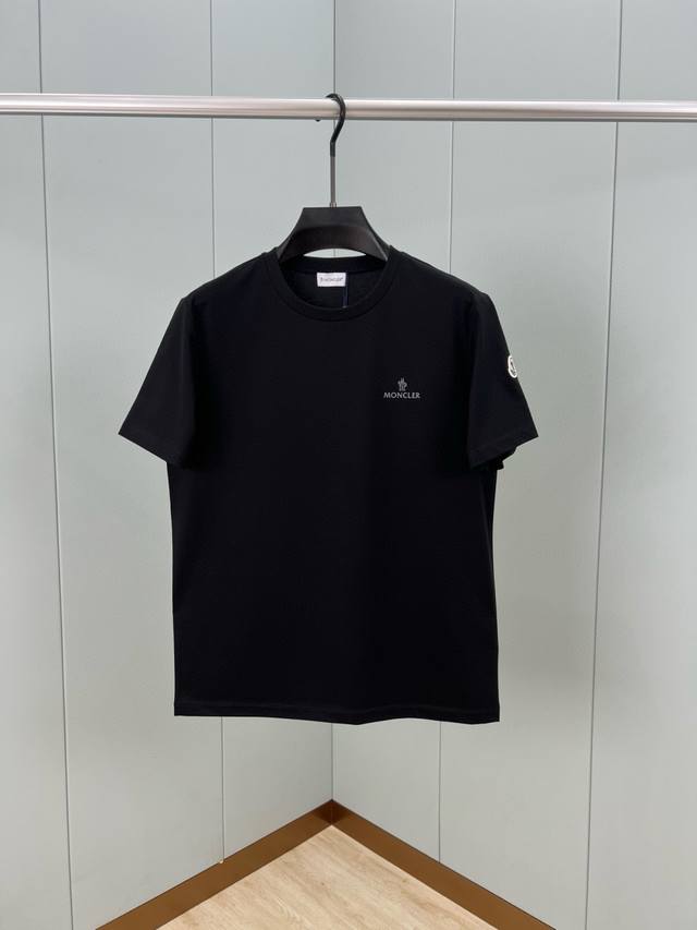 Moncler 25春夏新品字母立体小标印花Logo短袖T恤，Zg同款、正面立体印花Logo简约大方而又不失格调，经典元素基础百搭款，定制80支双股丝光棉面料；