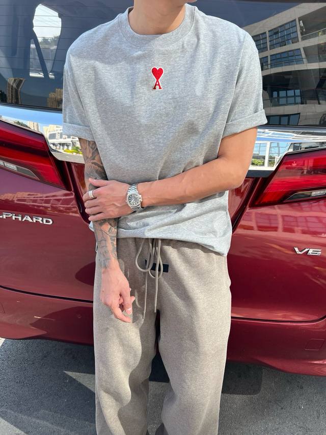 Ami 早春款短袖 T 恤来啦！ 男女情侣同款，甜蜜满分 爱心刺绣，精致浪漫 经典款式，永不过时 赶紧和心爱的 Ta 一起穿上吧 颜色：灰、白、黑 码数：S-X