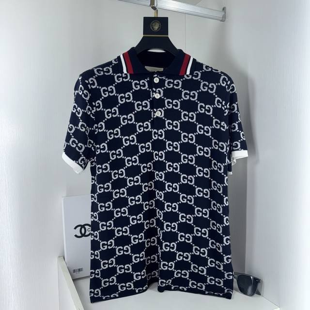 古奇Gucci，新款针织Polo衫。做工细节同官方同步1:1，采用顶级纯棉布局条纹、纹理效果羊绒、双层面料、绒面革和丹宁布。码数S一Xl