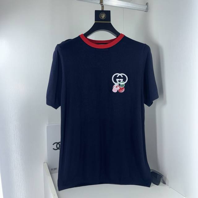 古奇Gucci，新款圆领针织衫。做工细节同官方同步1:1，采用顶级纯棉布局条纹、纹理效果羊绒、双层面料、绒面革和丹宁布。码数S一Xl