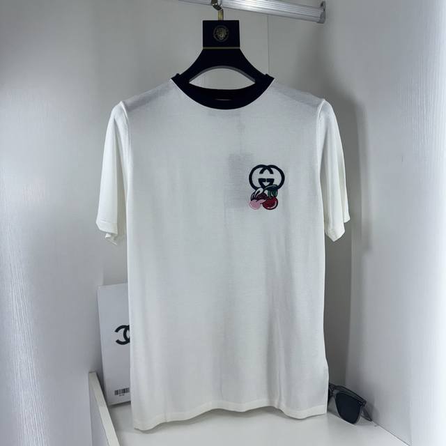 古奇Gucci，新款针织圆领短袖毛衣。做工细节同官方同步1:1，采用顶级纯棉布局条纹、纹理效果羊绒、双层面料、绒面革和丹宁布。码数S一Xl