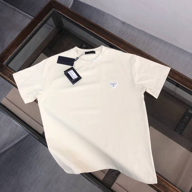 Prada 普拉达 2025新款上市短袖T恤 ！全新设计灵感，极具时尚代表性！ 面料特性： 1：秒吸速干，快速吸湿，扩散，蒸发，吸水速率大于30% S。 2：防