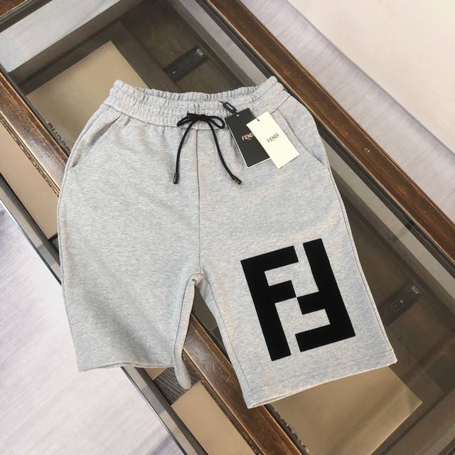 Fendi 芬迪 春夏最新款休闲短裤，定制面料 ～品牌标识Logo植绒印花设计！款式简单又不失档次三标齐全、透气舒适度高，细节无可挑剔，品牌元素设计理念，体现高
