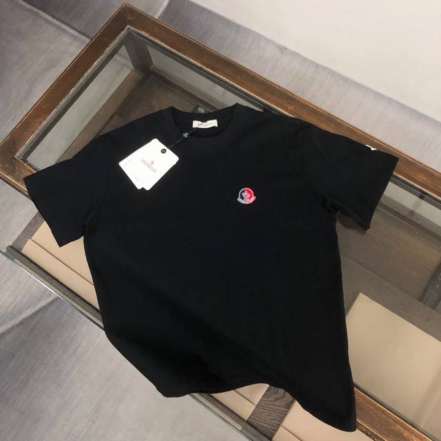 Moncler 蒙口 最新款情侣款短袖T恤～面料上身舒适透气，不僵硬，修身的剪裁，采用高定定制纯棉面料！上身舒适有型，内搭单穿都完全没问题，时尚潮人必备！！！