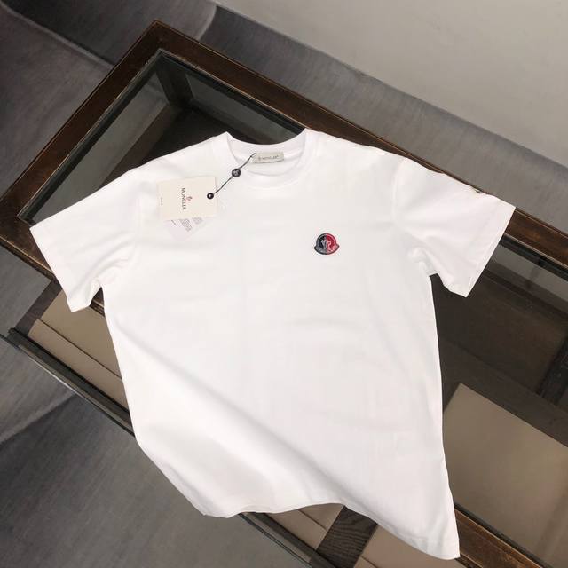 Moncler 蒙口 24最新款情侣款短袖T恤～面料上身舒适透气，不僵硬，修身的剪裁，采用高定定制纯棉面料！上身舒适有型，内搭单穿都完全没问题，时尚潮人必备！！
