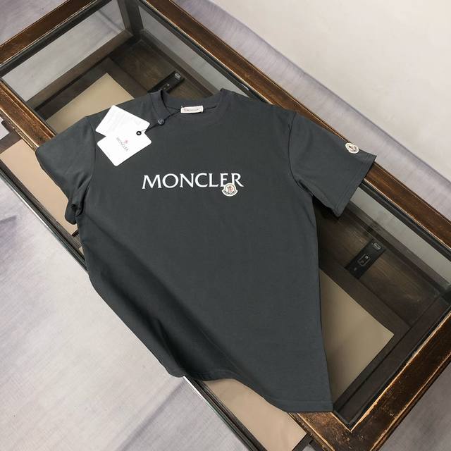 Mon*Cler 蒙口 2025夏季新款男女同款短袖圆领T恤，极具个性高级风，标志性品牌Logo印花工艺设计！定制纯棉面料！一款简约高级的时尚单品，穿搭魅力十分