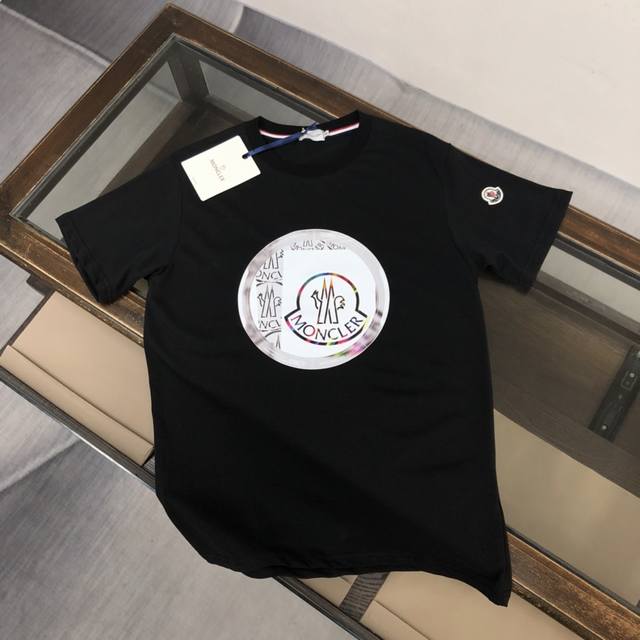 纯棉水洗不变形 Moncler 蒙口 2025新款上市 专柜系列纯棉T恤！全新设计灵感，极具时尚代表性！精致Logo设计！手感舒适透气！极为时尚耐看有腔调，上身