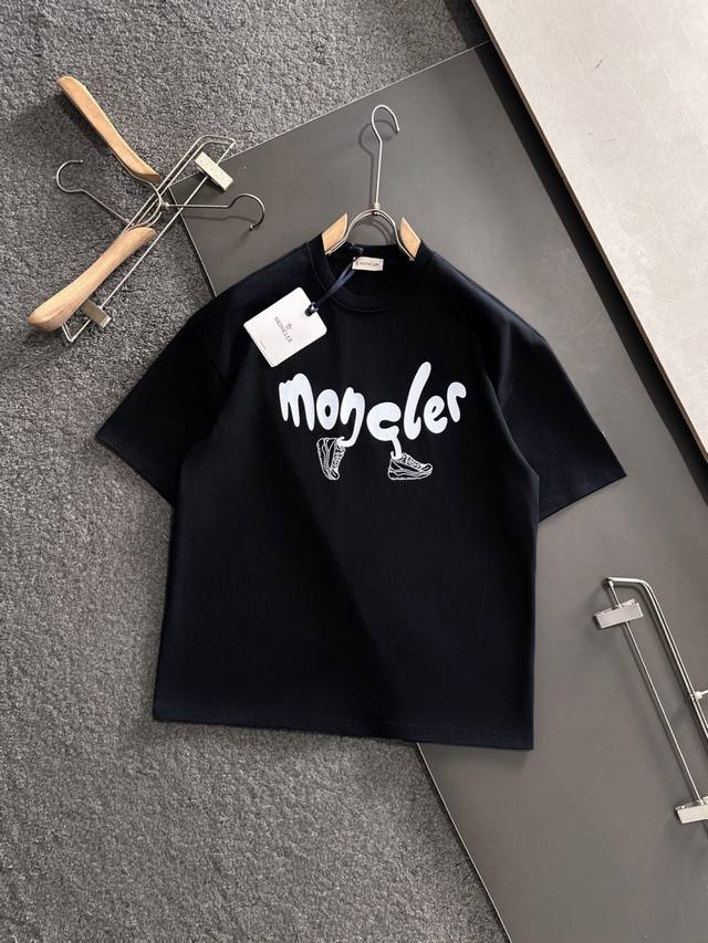Mon 2025Ss春夏最新款圆领时尚短袖T恤，官网同步，专柜纯棉面料！贴肤舒适，耐看又好穿，经典简约Logo设计，原厂工艺一丝不苟，型男必备单品 码数S-Xl