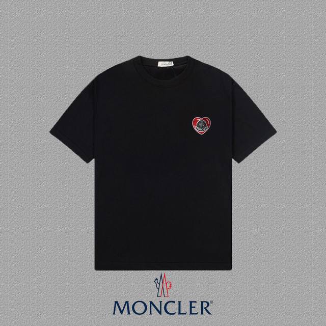 Moncler 蒙口] 短袖T恤 爱心刺绣工艺 高端32S双纱260克面料 重磅面料 定制拉架罗纹同缸同染 三标齐全 男女同款 颜色：黑色 白色 尺码：S M