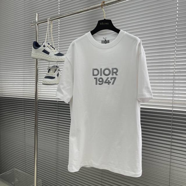 Dio Ss春季男装系列新品T恤，胸前展示 Dio 1947 标志刺绣，向 Dio 承传以及这一具有历史意义的年份致敬。采用白色棉质平纹针织精心制作，配合罗纹圆