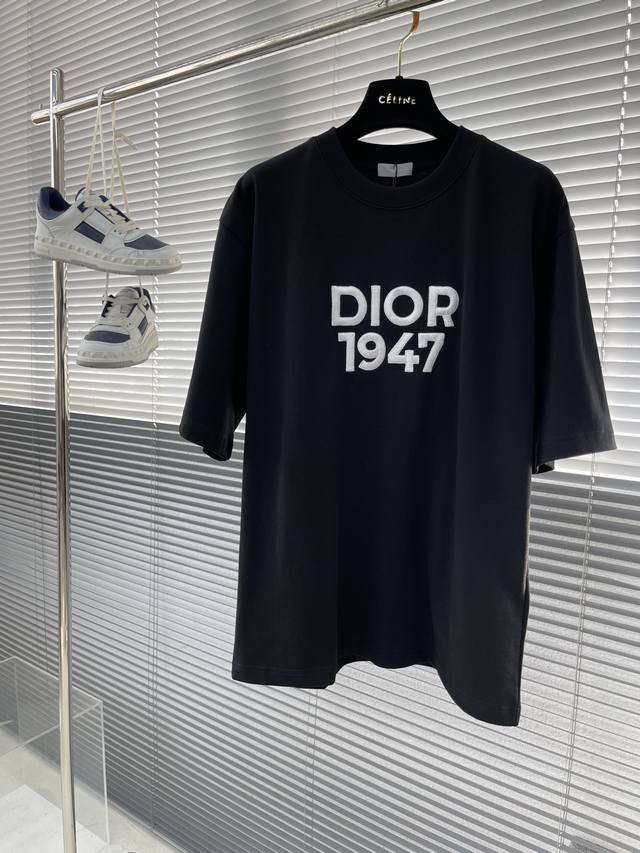 Dio 标识刺绣字母T恤 原版定制320克双股双纱纯棉面料 亲肤透气 上身挺括有型 胸口标志刺绣点缀设计. 我家采用进口百灵达绣花机刺绣.十几年的老师傅 制版