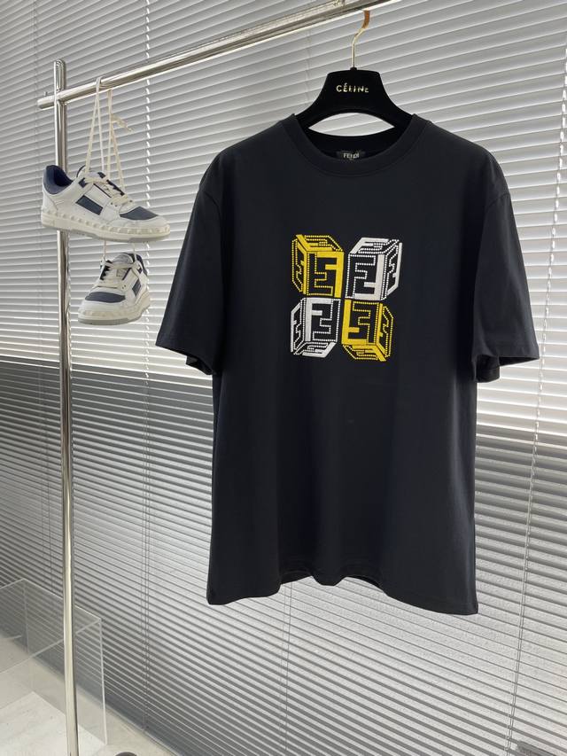 Fend 原版定制 全品相高品质加密精梳棉面料 胸前标识Logo刺绣上身舒适透气不僵硬 整体有着丰富的立体感 男女同款 尺码：S Xxl