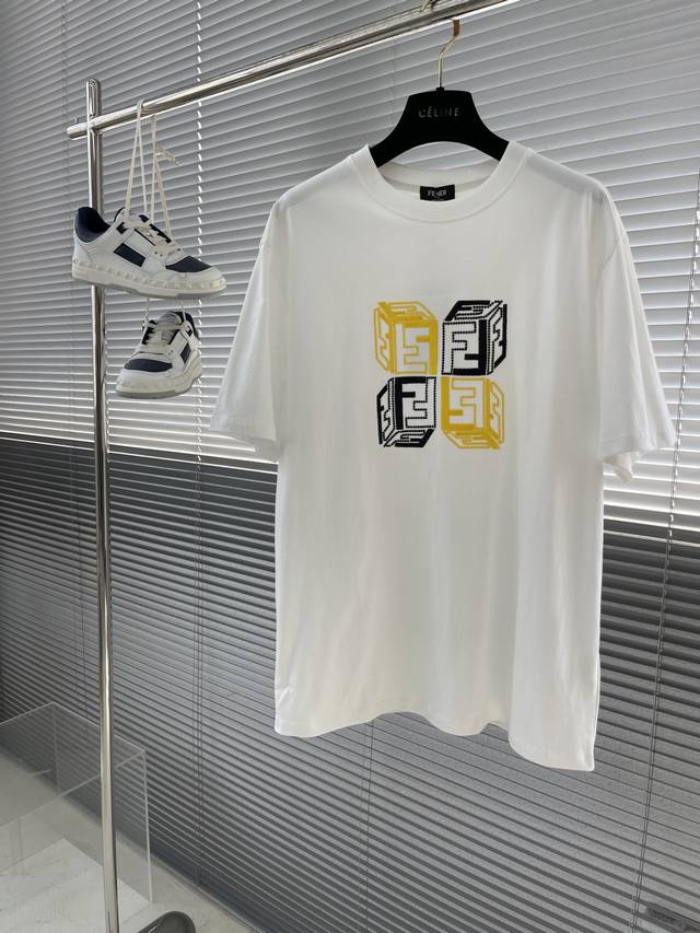 Fend 原版定制 全品相高品质加密精梳棉面料 胸前标识Logo刺绣上身舒适透气不僵硬 整体有着丰富的立体感 男女同款 尺码：S Xcl