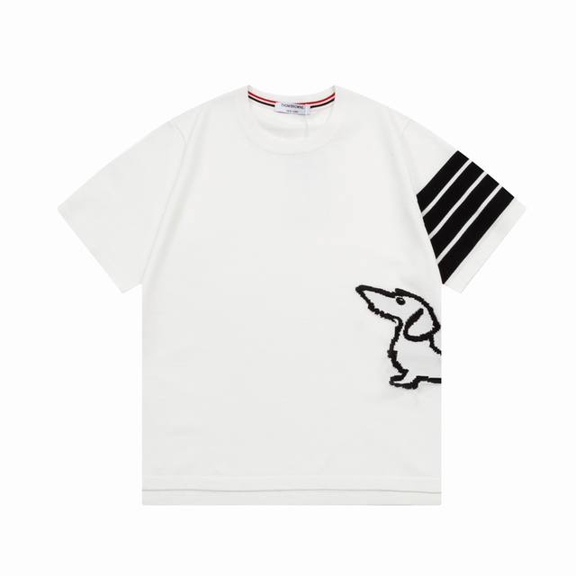 Thom Browne 汤姆布朗 拼色腊肠狗图案 升级，灵感源自八十年代复古 原版面料 官方同款 针织 圆领短袖 定制 网纱毛衣针织面料 手感非常舒服 春夏最新
