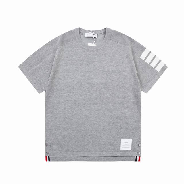 Thom Browne 汤姆布朗 四杠针织Olo衫 升级，灵感源自八十年代复古 原版面料 官方同款 圆领 短袖 定制 网纱毛衣针织面料 手感非常舒服 春夏最新砖