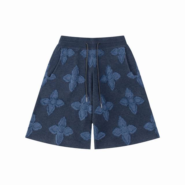 Louis Vuitton 路易威登 新款针织短裤。 定制面料采用威化布织法，提花针织工艺，版型紧致立体，直条纹拼接，定制裤绳五金质感强，顺滑，上身舒适透气，凹