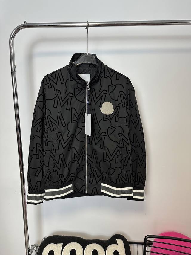 款号：Hmy87# Moncler 蒙口全身满印满Logo植绒外套 搭配重工高端立体厚版植绒Logo印花工艺 采用460克加厚全棉 21S底10S外套定制面料