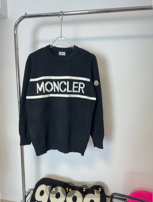 款号：Hmy22# Moncler 蒙口情侣款春秋冬两色小标针织圆领毛衣 蒙口经典字母Logo用砂线针织拼接而成 7针提花机作业 纱线精选柔软舒适 不扎人 经典