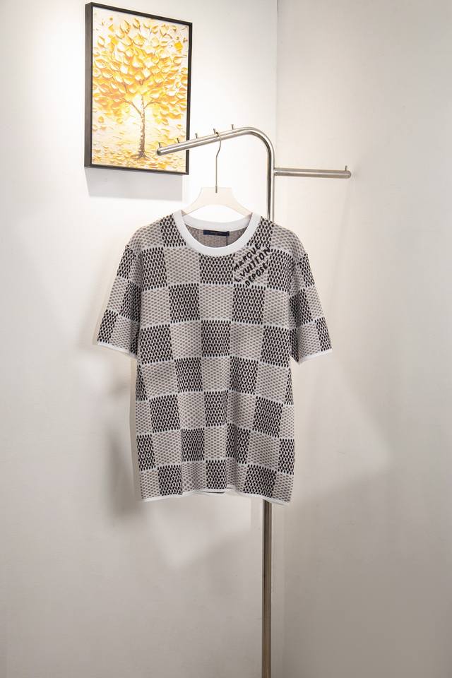 款号：Y146 Louis Vuitton 路易威登提花款 采用新疆棉32支精梳棉 独特得提花凹凸鲜明 真的特别棒 随便搭什么都时尚感倍佳 做工细节方面与官网1