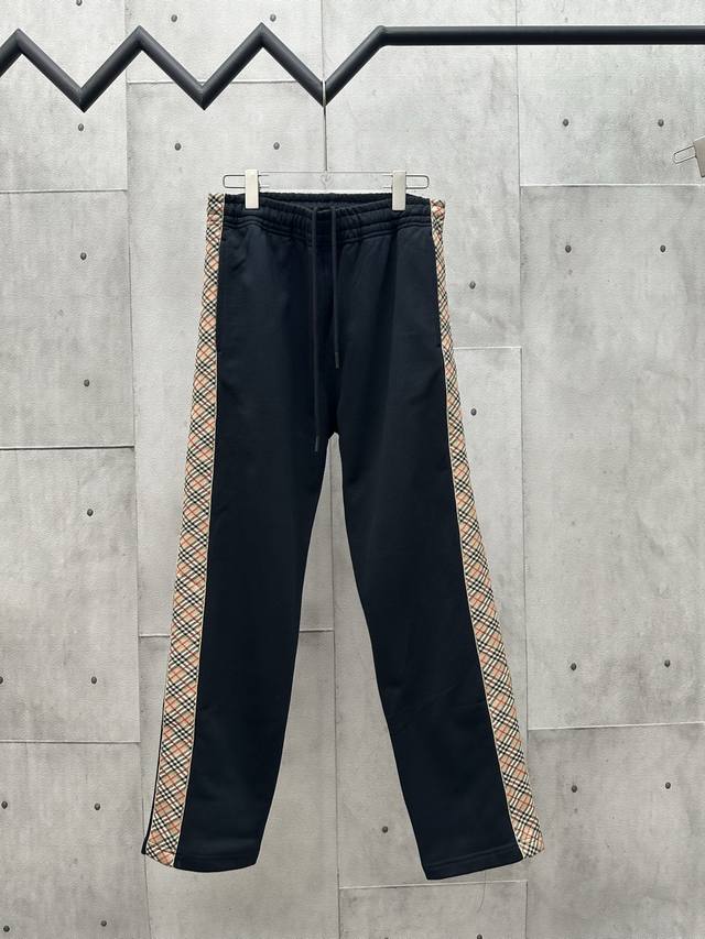 Burberry 巴宝莉 2025Ss新款格纹饰带长裤 采用棉为基底编织而成的单面鱼鳞布面料，正面为平滑的针织面，触肤面通过针织机的浮线编织技术形成立体的毛圈，