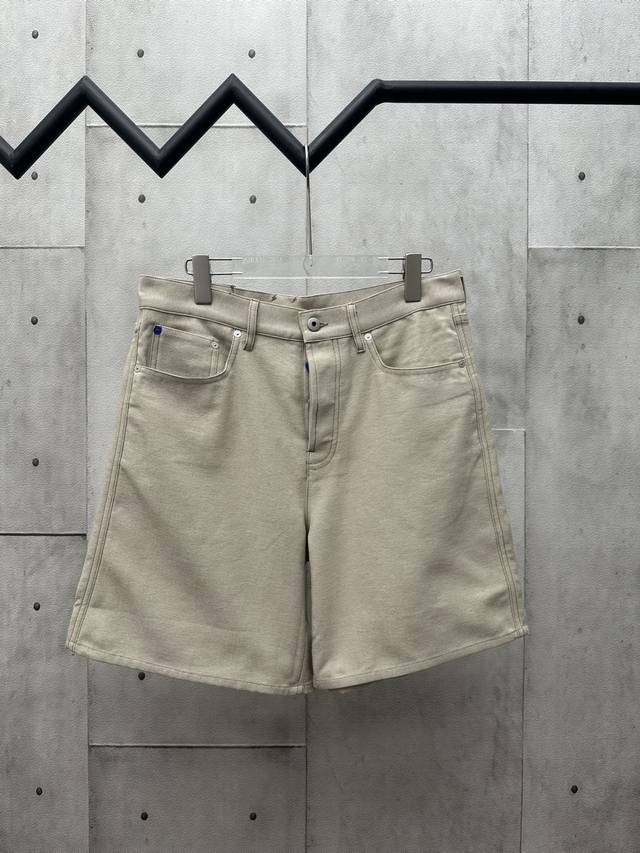 Burberry 巴宝莉 2025Ss 新款斜纹棉战马徽标牛仔短裤 水洗工艺处理 打造不串色脱色的浅卡其色复古感 胸前翻盖口袋搭配印花战马徽标 彰显低调奢华感
