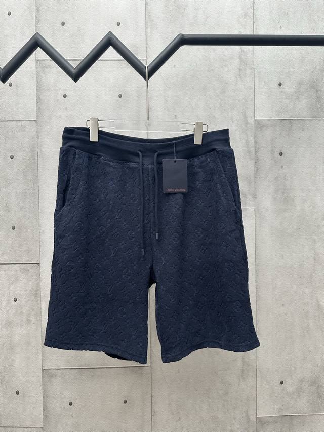 Lv 2025Fw 早秋新款 毛圈直筒休闲短裤 铺陈全幅 Monogram 压纹 别致肌理，深蓝色色调 抽绳调节针织腰部 侧边斜插口袋 直筒经典版型 尺码：S