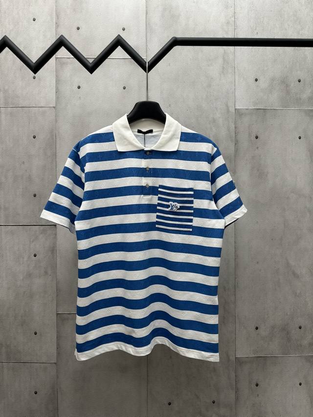Lv 2025 Fw 秋冬新款 针织翻领短袖Polo 订制细腻珠地棉面料 Monogram 提花基底 蓝白色勾勒撞色条纹 前胸稍细条纹贴布口袋 橡胶 Lv Ch