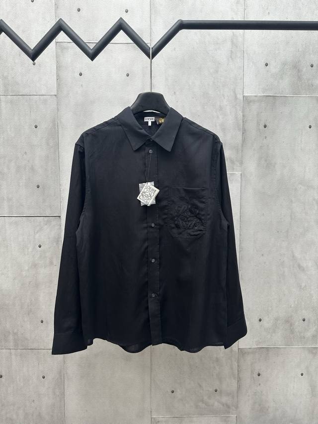 Loewe绣花亚麻长袖衬衫 面料选择： 以粘胶纤维与亚麻融合，通过气流纺纱技术实现纤维互锁，粘纤的柔滑垂坠感中和亚麻的粗粝肌理，亚麻的骨感支撑力弥补粘纤易变形的