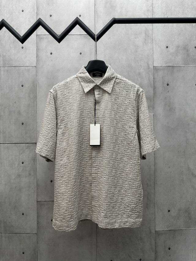 Fendi 2025Ss新款全幅Ff衬衫 定制墨韵提花亚麻绮罗 纹理清晰 质感卓越 舒适贴肤 黑色基调 奢雅无界 饰以Ff字母点缀全幅 以迷宫般的设计交织于短裤