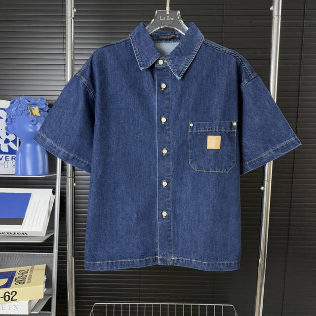 652 当天到货 现货现配 Louis Vuitton 路易威登 官网同步 口袋皮标字母Logo 男女同款 牛仔衬衣 复古工作服 砂洗日本丹宁布勾勒醒目明线，依