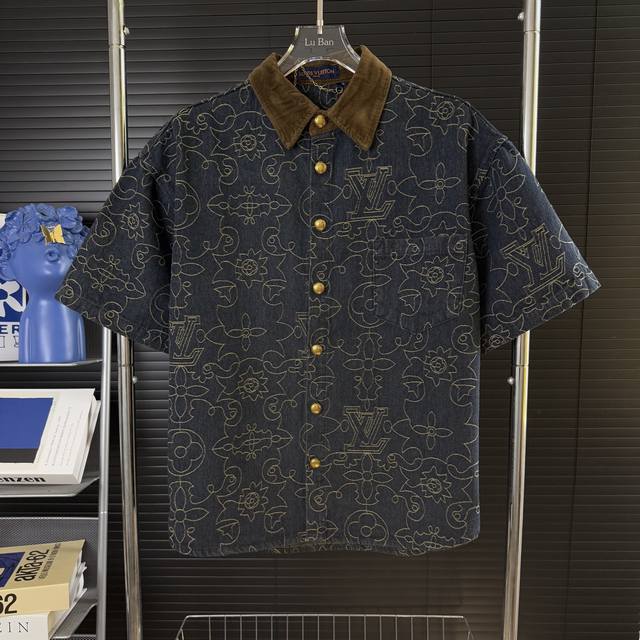 654 当天到货 现货现配 Louis Vuitton 路易威登 金色四叶草刺绣Logo 男女同款 牛仔衬衣 采用水洗丹宁面料 进口绣花机匹绣工艺 激光定位裁剪