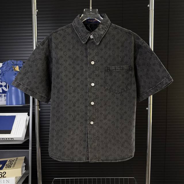 649 当天到货 现货现配 Louis Vuitton 路易威登 25Ss暗纹满印提花牛仔短袖衬衫 原版开发斜纹全棉提花丹宁牛仔材质，提花图型大小间距相同，图形